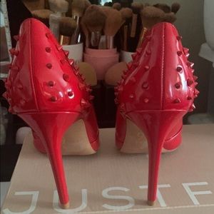 Brand new. Never worn. Brand is Mix No 6.size 8M.